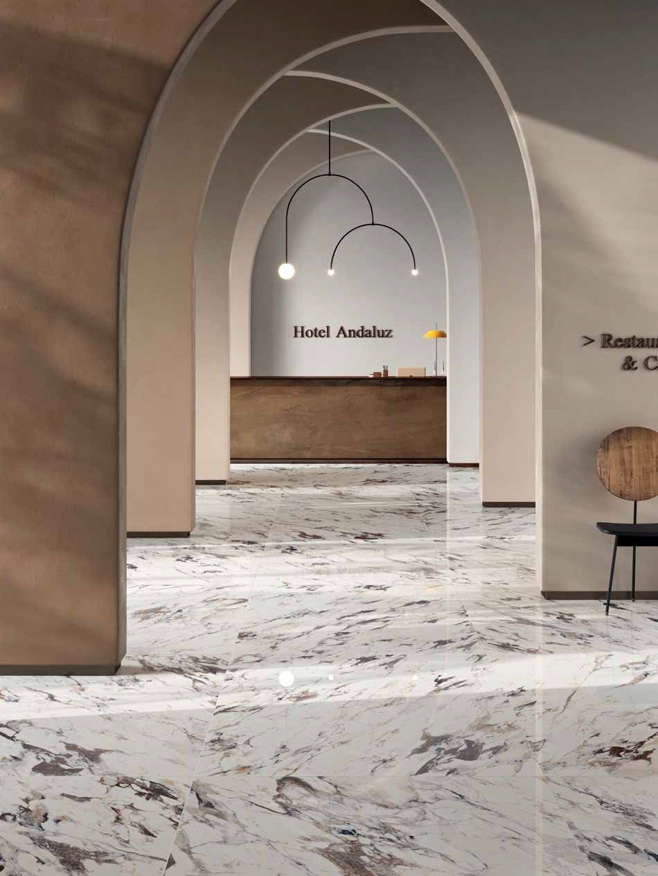 Hol de hotel în marmură luminoasă | Inspirație Baie Modern