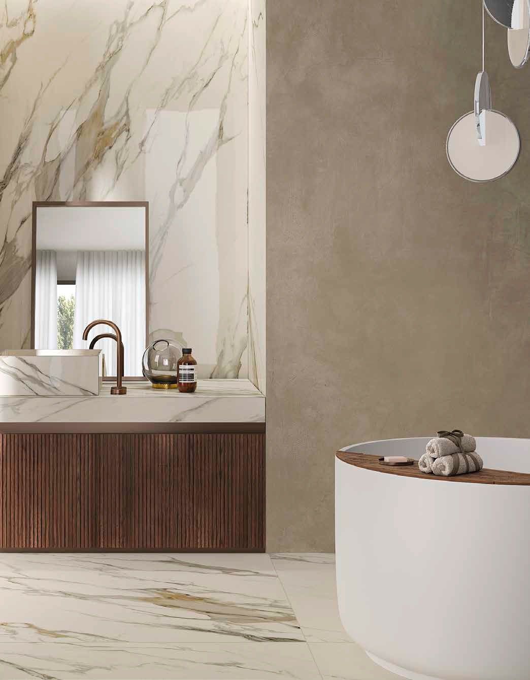 Baie modernă în marmură aurie | Inspirație Baie Modern