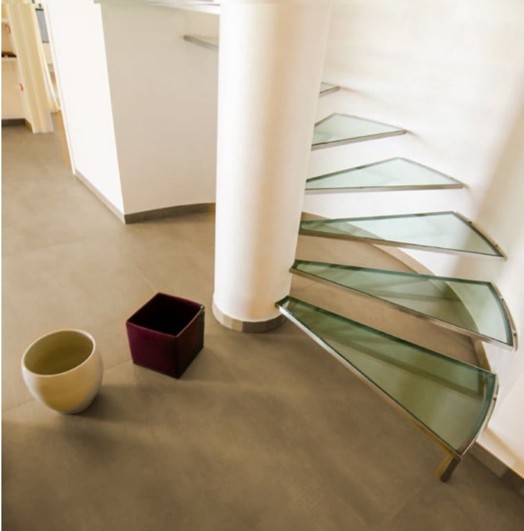 Hol modern cu scara spiralată | Inspirație Hol Industrial