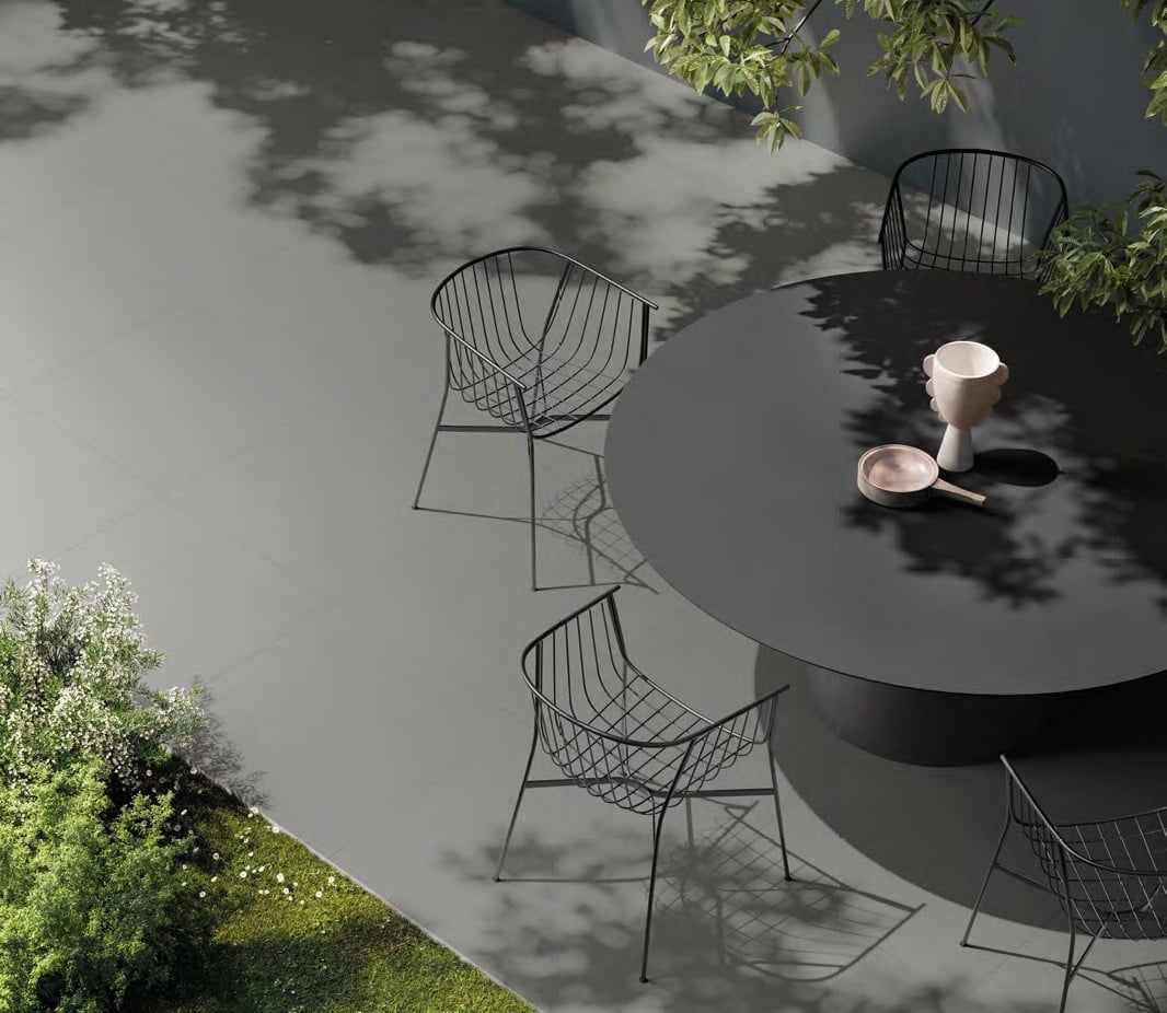 Terasă minimalistă sub pin | Inspirație Baie Modern