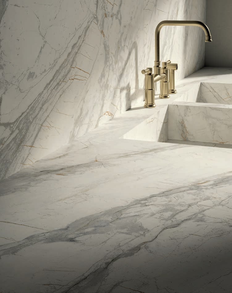Baie elegantă în tonuri de marmură | Inspirație Baie Minimalist
