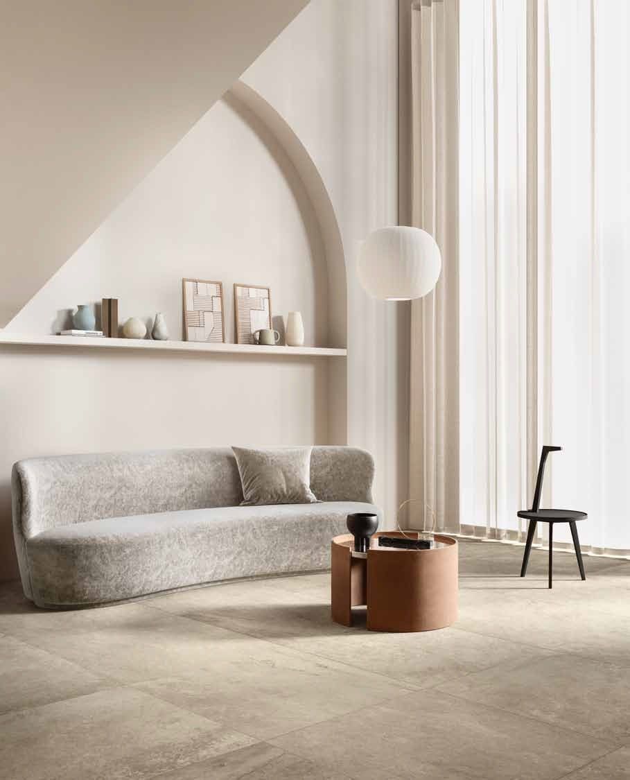 Living minimalist în tonuri calde