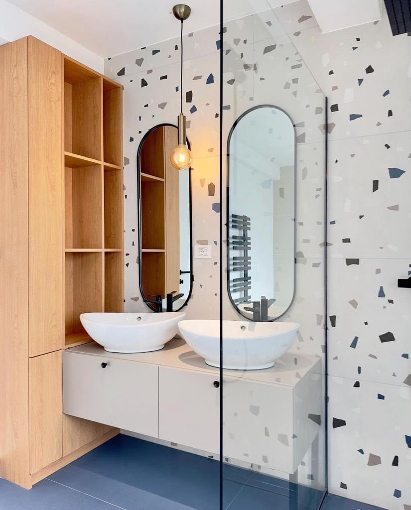 Baie modernă cu accente ludice | Inspirație Baie Modern