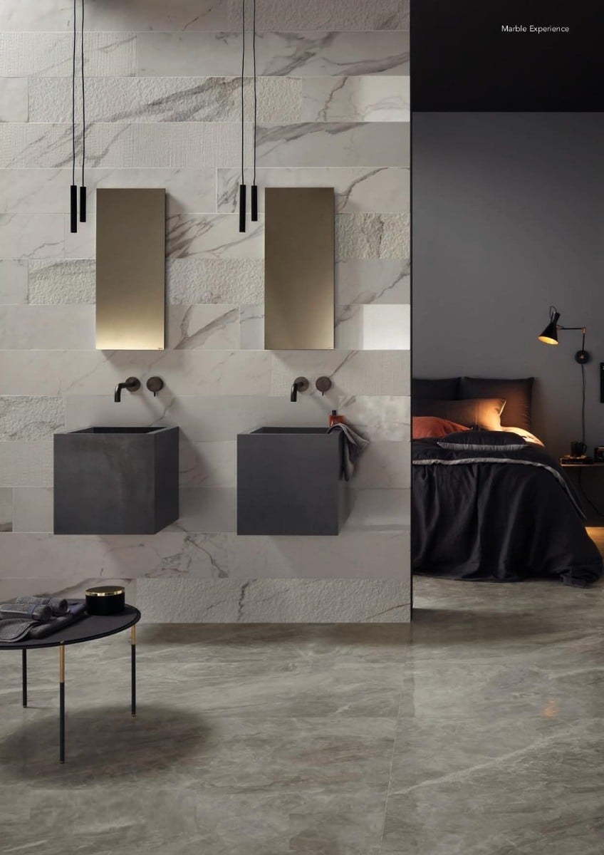 Baie modernă cu accente marmorate | Inspirație Baie Modern