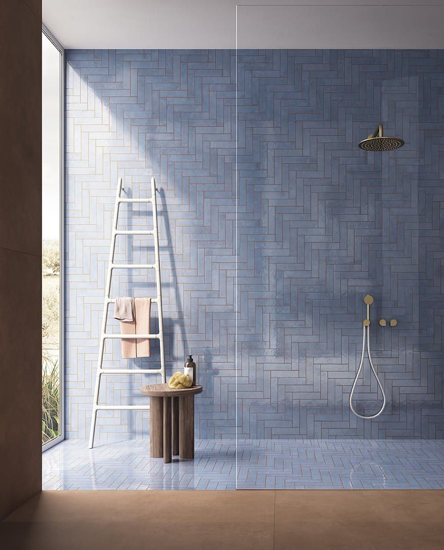 Duș mediteranean cu reflexii azurii | Inspirație Baie Modern