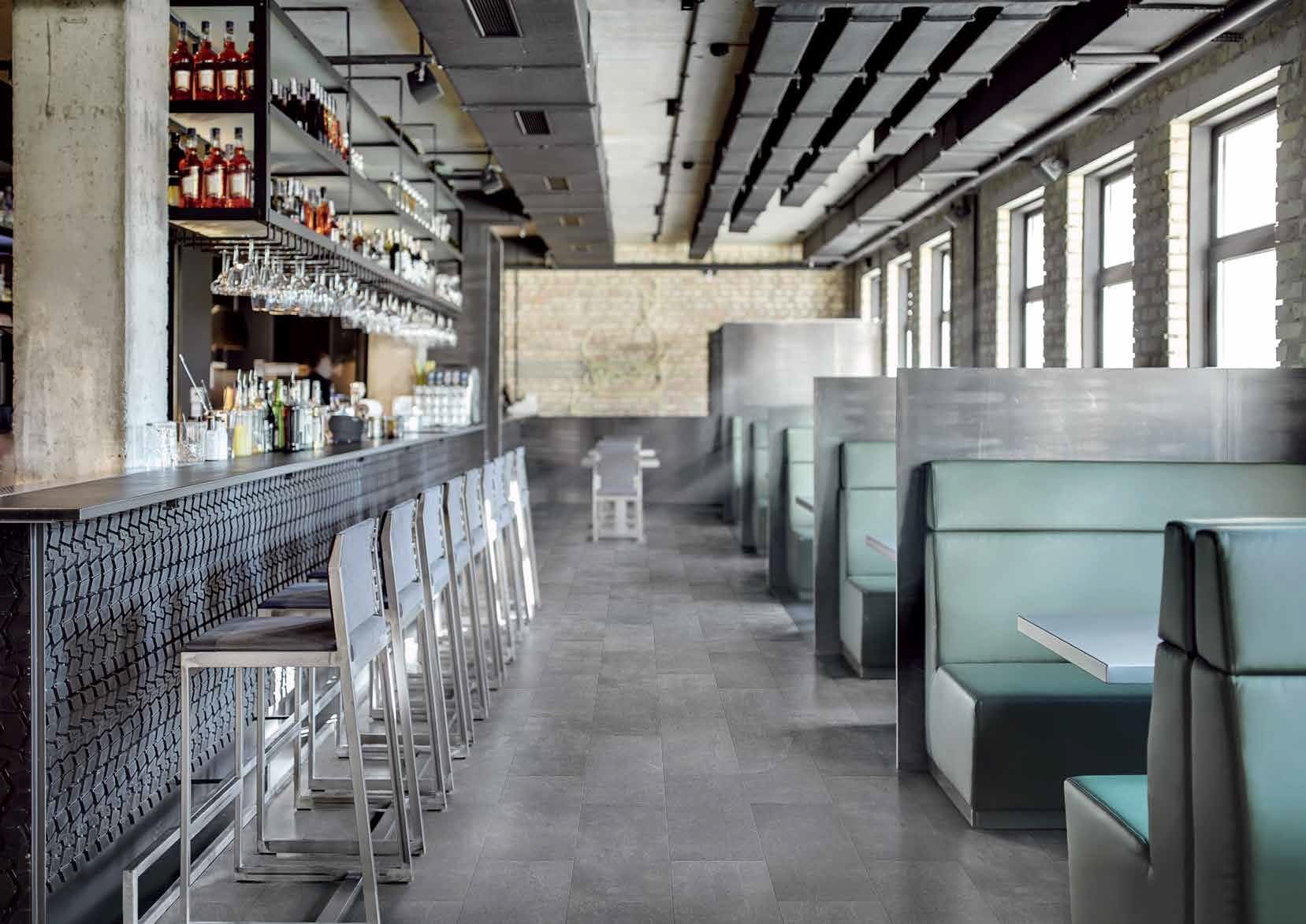 Bar urban cu accente industriale | Inspirație Baie Minimalist