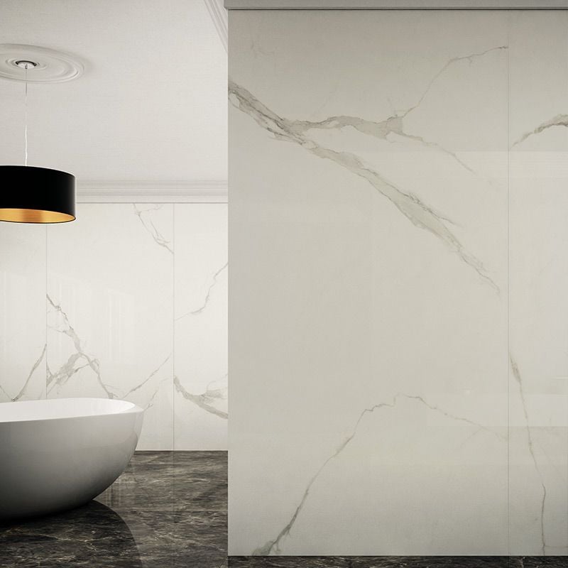 Baie modernă cu accente marmorate | Inspirație Baie Modern
