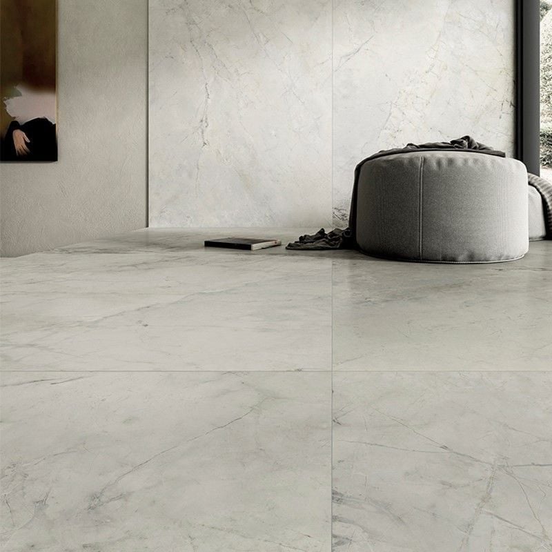 Living minimalist în marmură deschisă | Inspirație Baie Modern