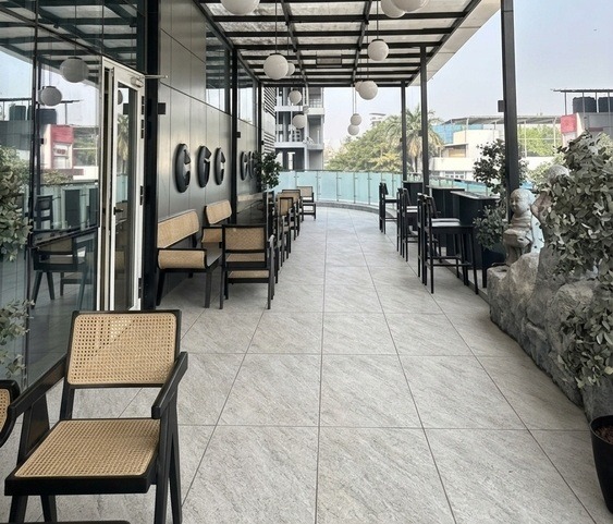 Terasă urbană cu vibrații calde | Inspirație Terasă Modern