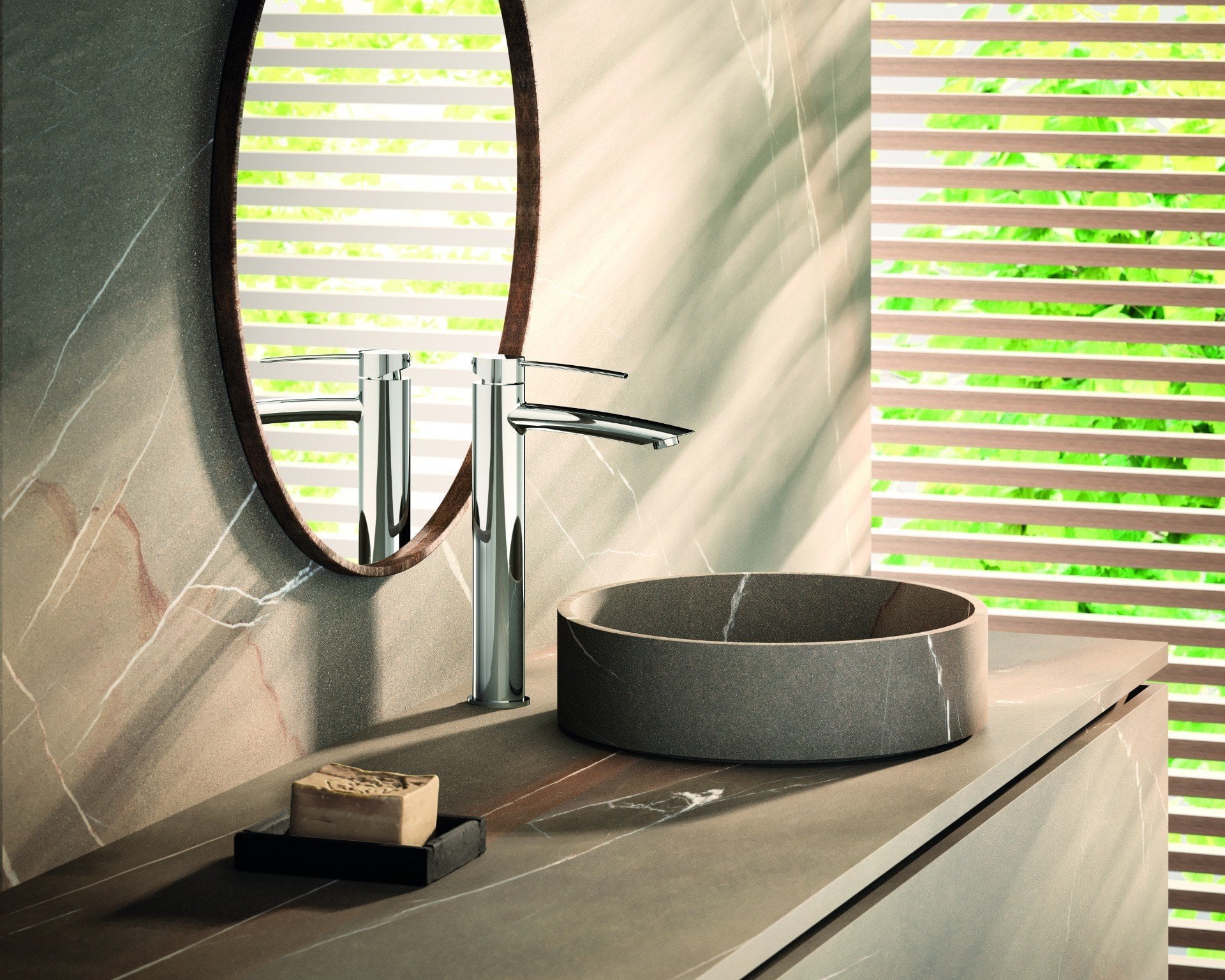 Baie spațioasă cu piatră naturală | Inspirație Baie Modern