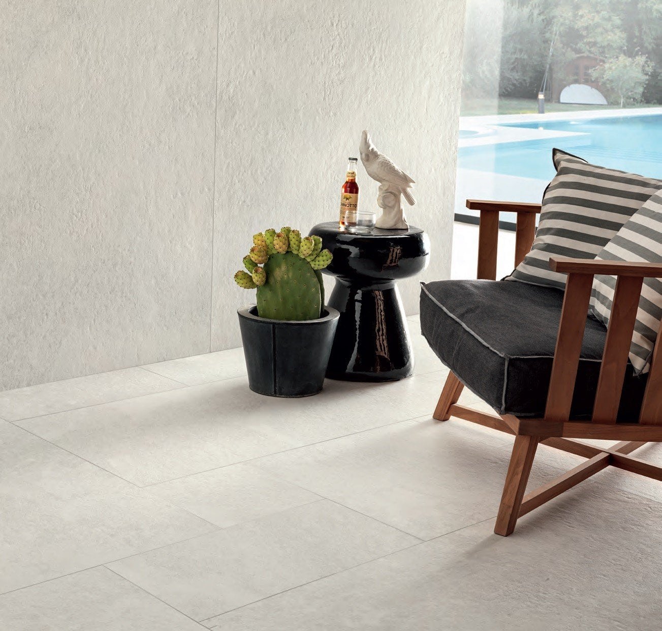 Terasă luminoasă lângă piscină | Inspirație Baie Modern