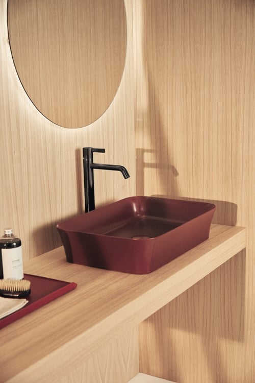 Baie caldă cu accente roșii | Inspirație Baie Modern