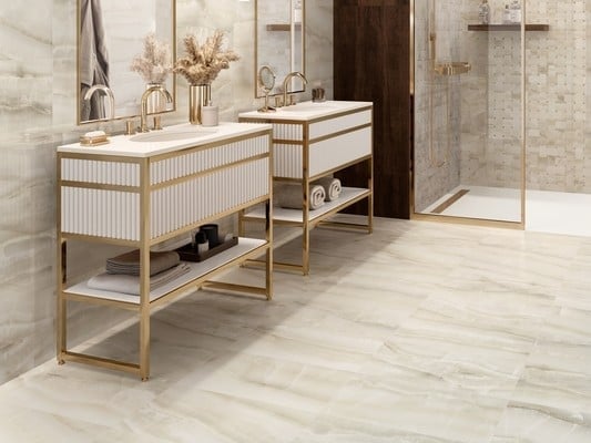 Baie spațioasă, în tonuri calde | Inspirație Baie Minimalist
