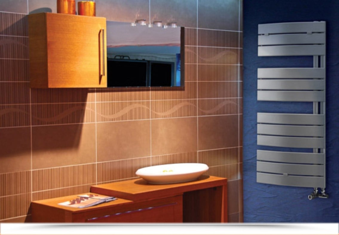 Baie caldă cu accente moderne | Inspirație Baie Modern
