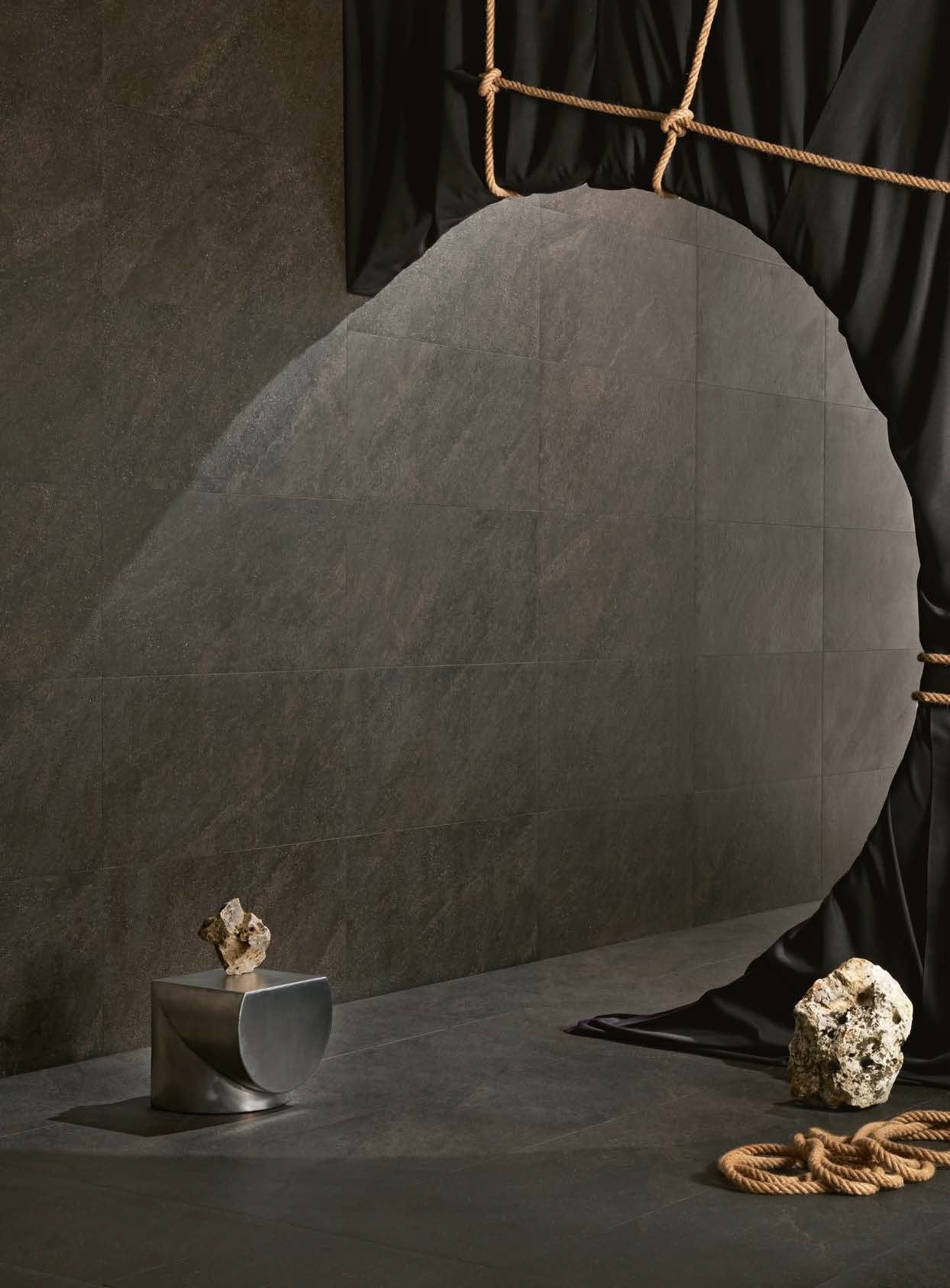Hol minimalist cu textură urbană | Inspirație Baie Modern