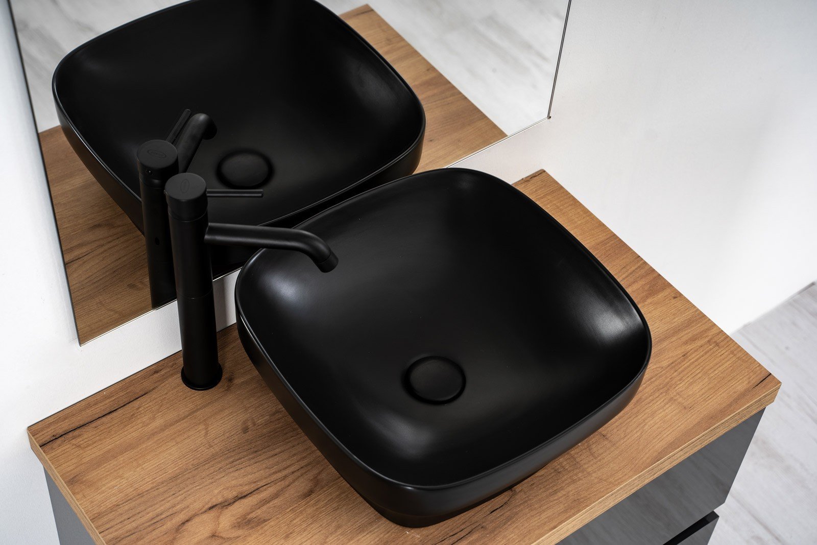 Baie modernă cu accente negre | Inspirație Baie Modern
