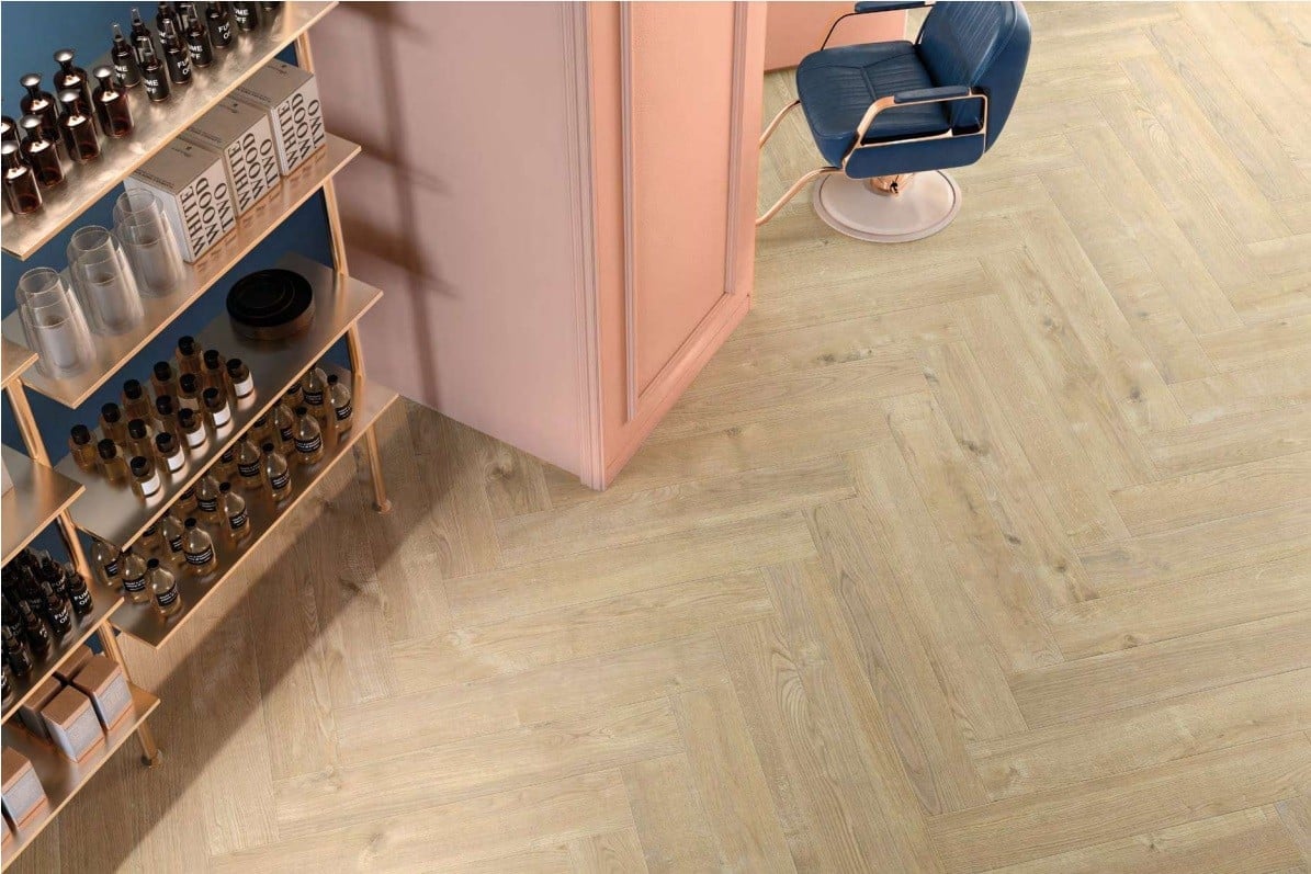 Salon urban cu accente calde