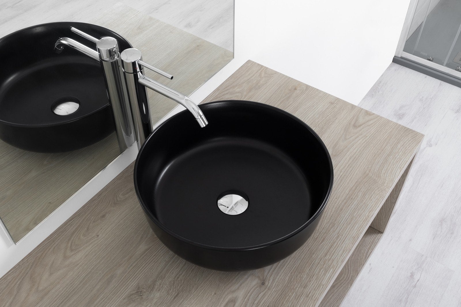 Baie modernă cu accente minimaliste | Inspirație Baie Modern