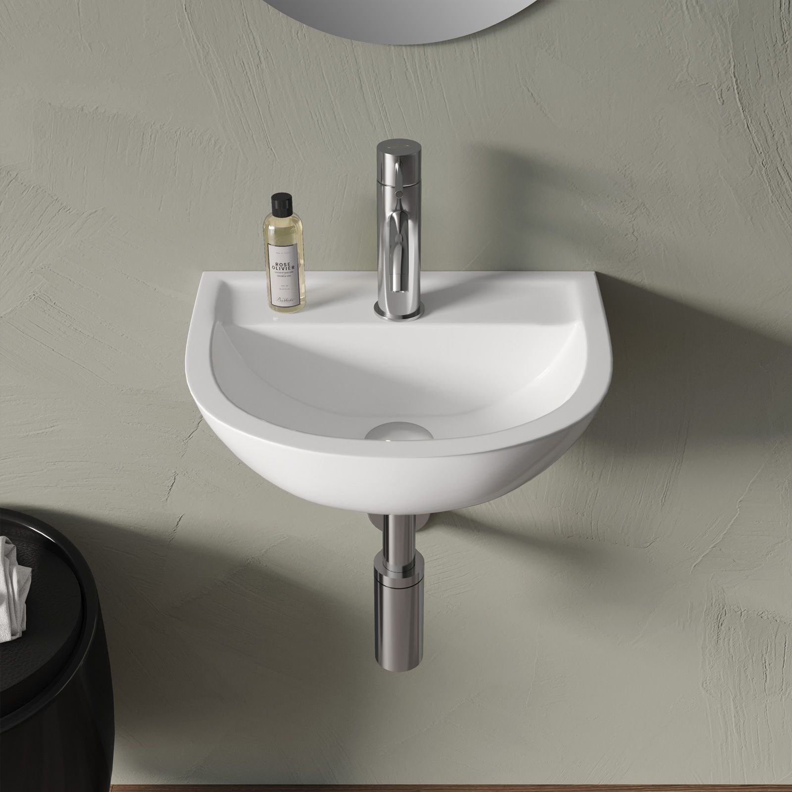 Baie minimalistă cu accente cromate | Inspirație Baie Modern