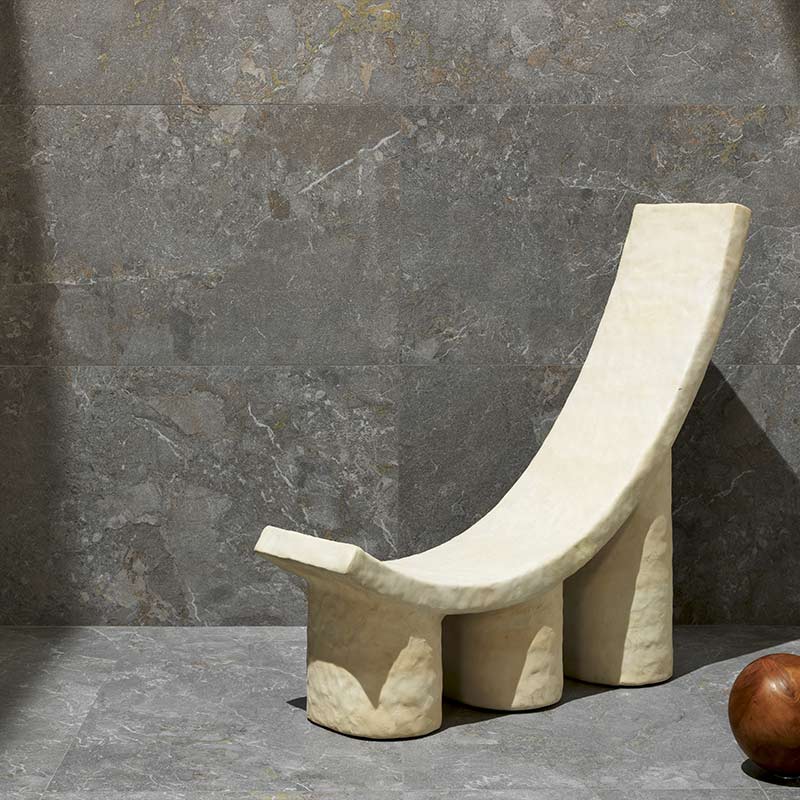 Living minimalist cu piatră patinată | Inspirație Baie Modern