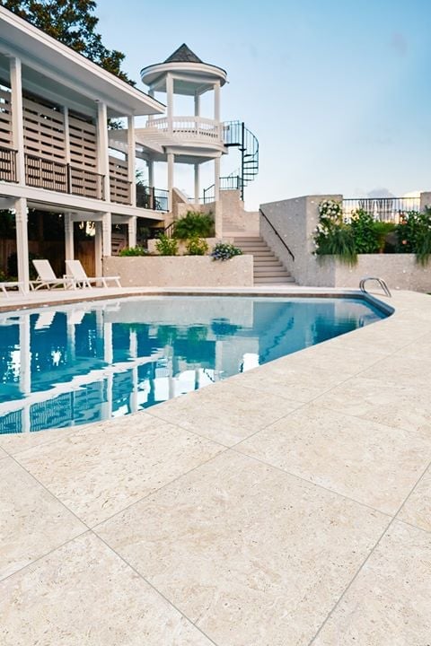 Piscină mediteraneană cu piatră caldă | Inspirație Exterior Modern
