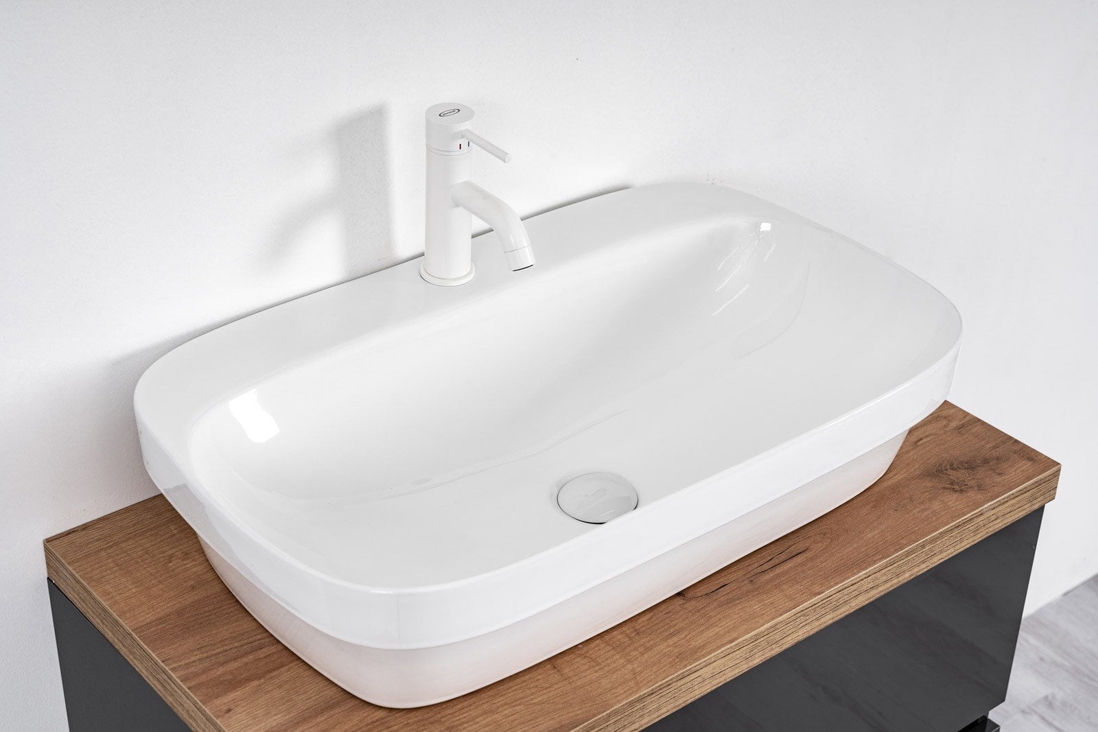 Baie minimalistă cu accente calde | Inspirație Baie Modern