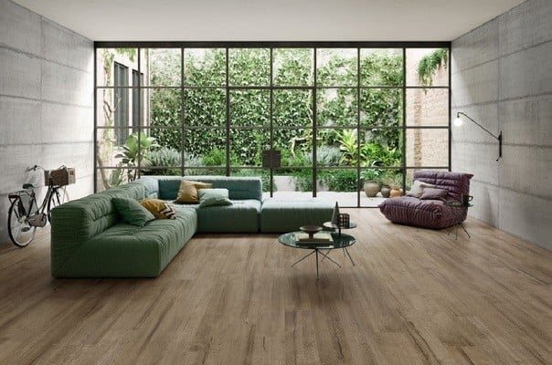 Living industrial cu verde urban | Inspirație Living Rustic