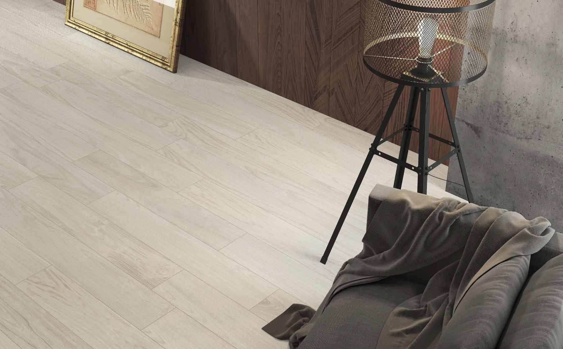 Living minimalist cu lemn deschis
