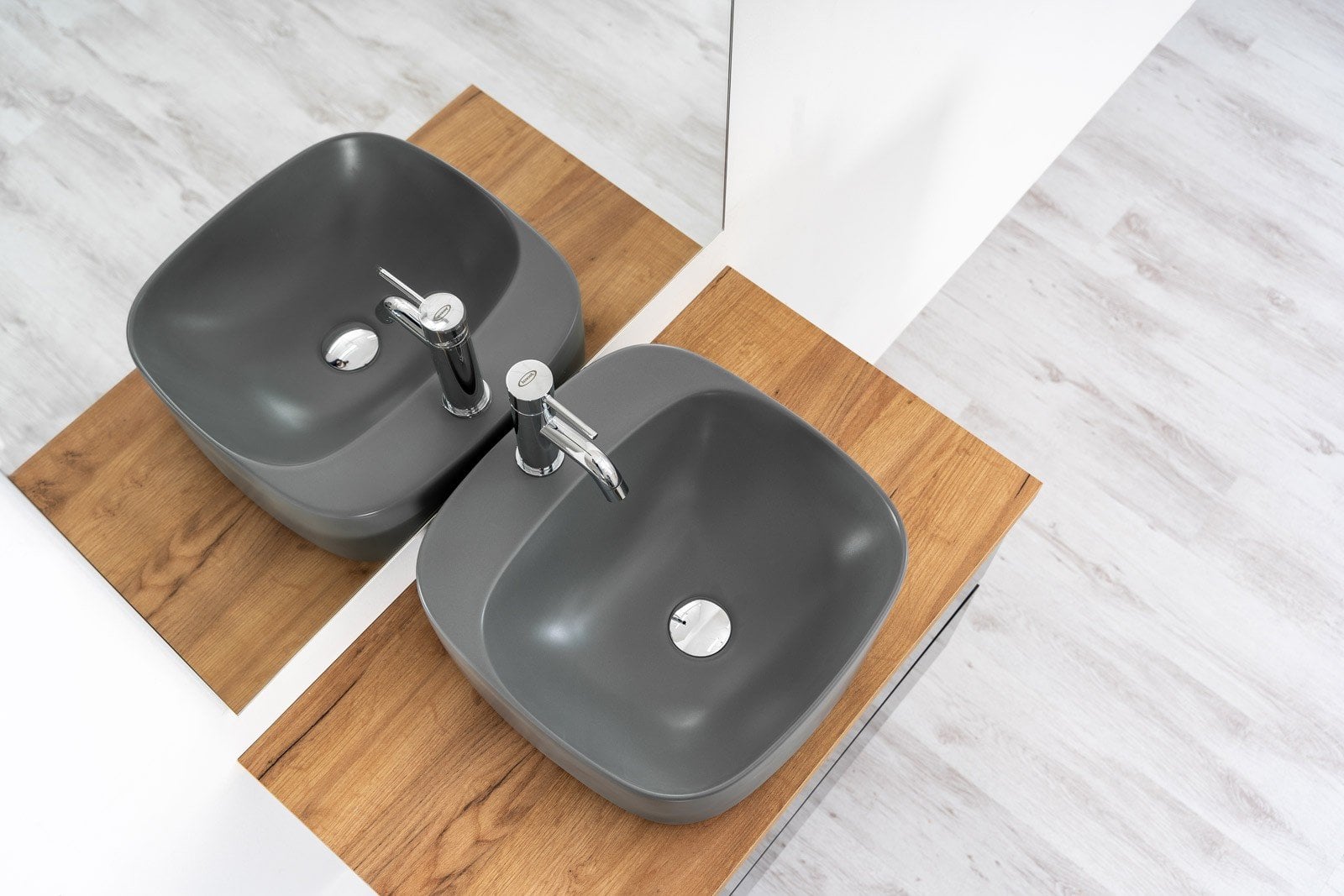 Baie modernă în contrast cald | Inspirație Baie Modern
