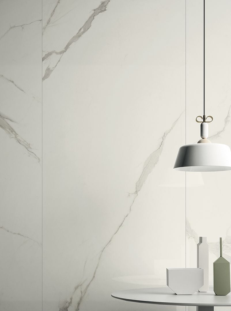 Ambient luminos în marmură albă | Inspirație Baie Modern