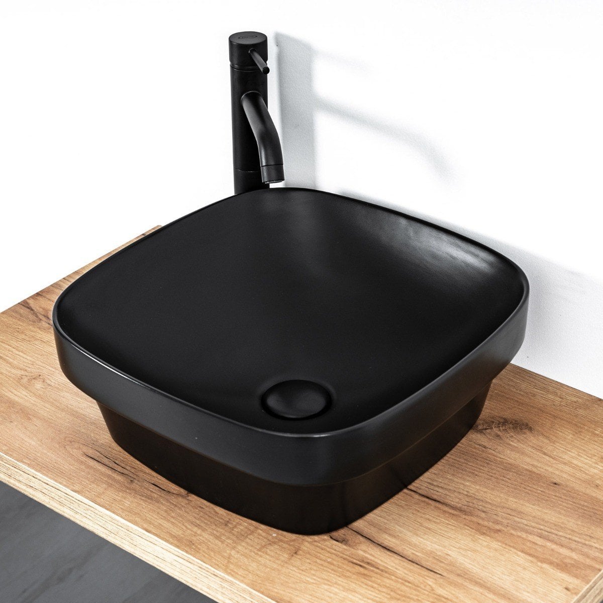 Baie minimalistă cu accente negre | Inspirație Baie Modern