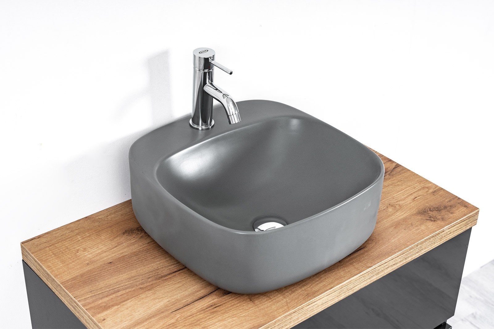 Baie minimalistă cu accente calde | Inspirație Baie Modern