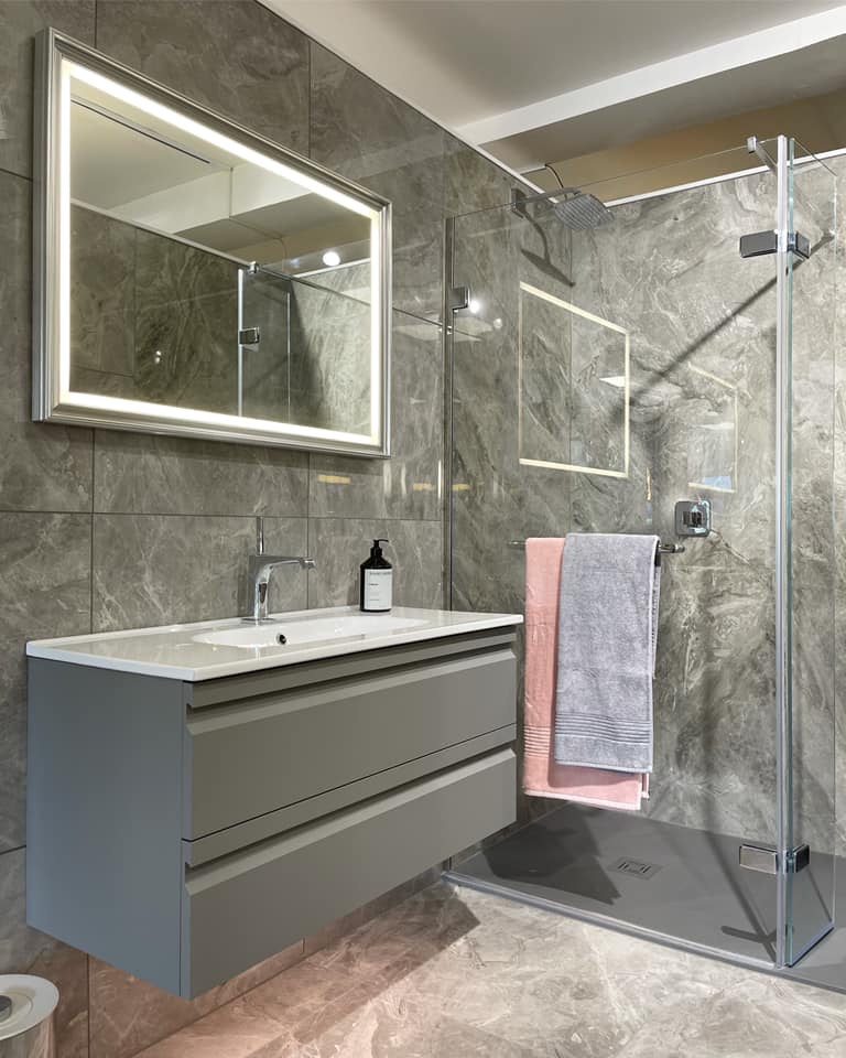 Baie modernă cu marmură gri | Inspirație Baie Minimalist