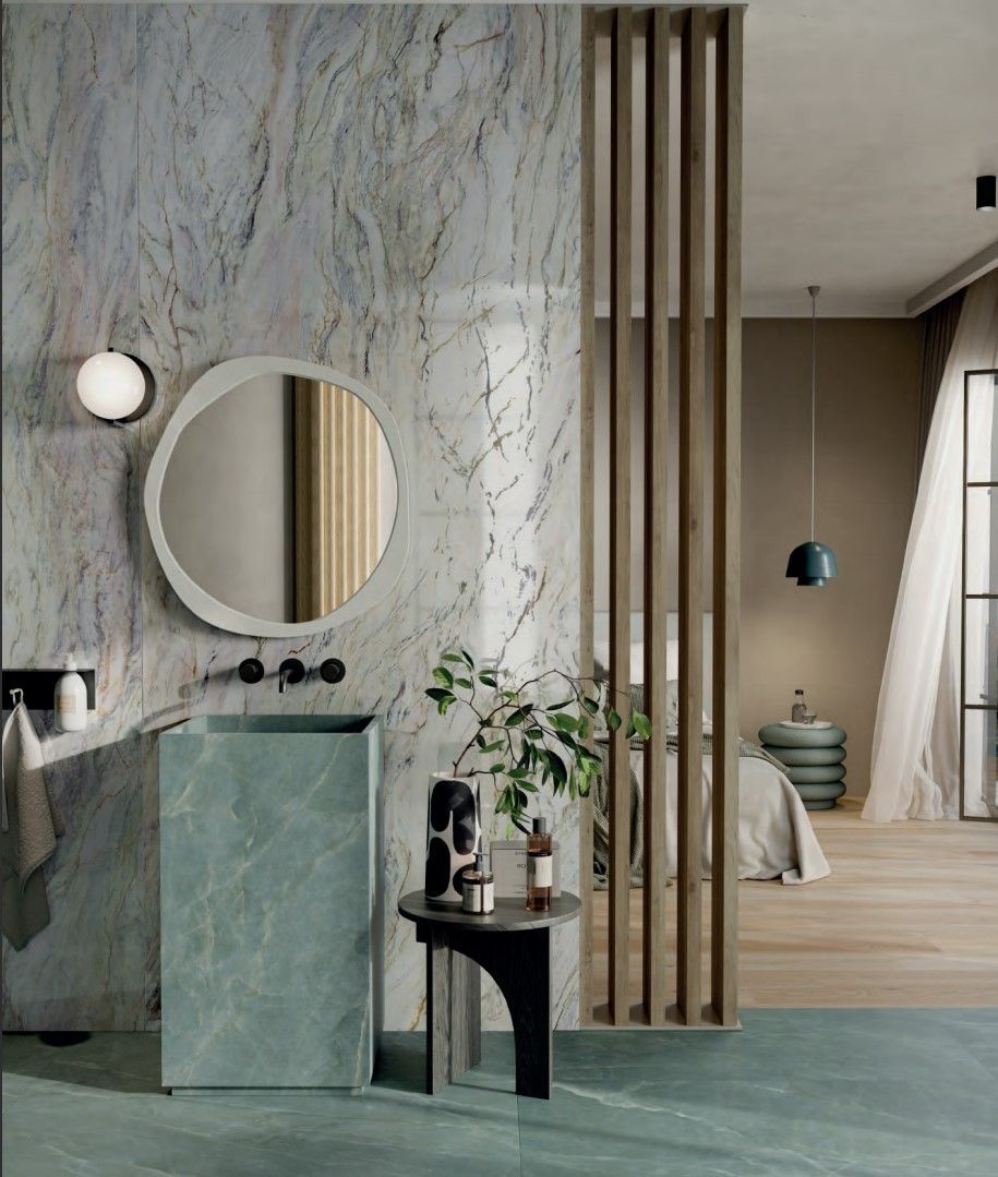 Baie deschisă cu marmură azurie | Inspirație Baie Minimalist