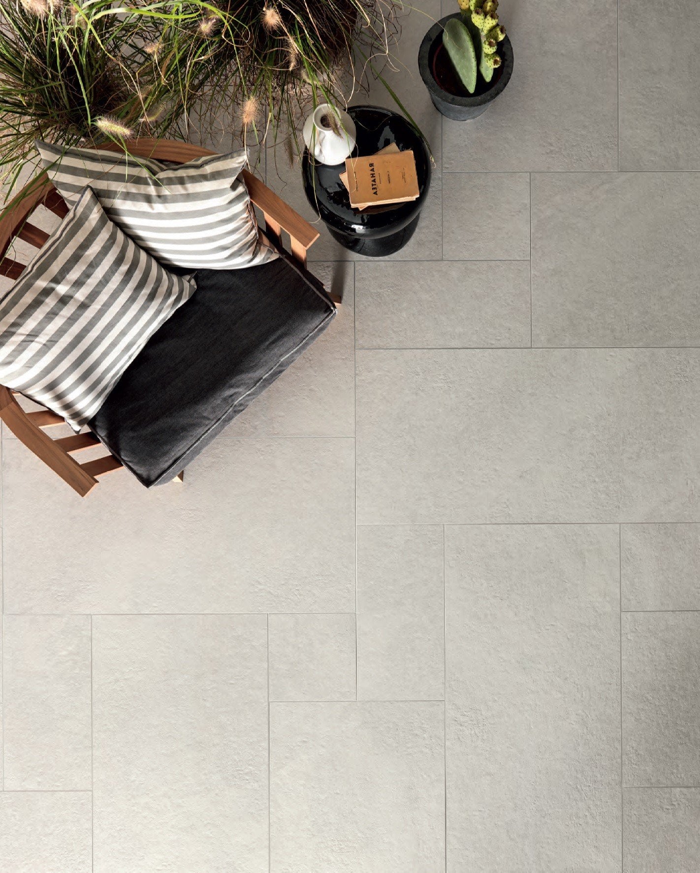 Terasă modernă cu accente gri | Inspirație Baie Modern