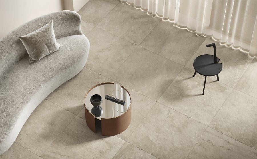 Living minimalist în tonuri calde