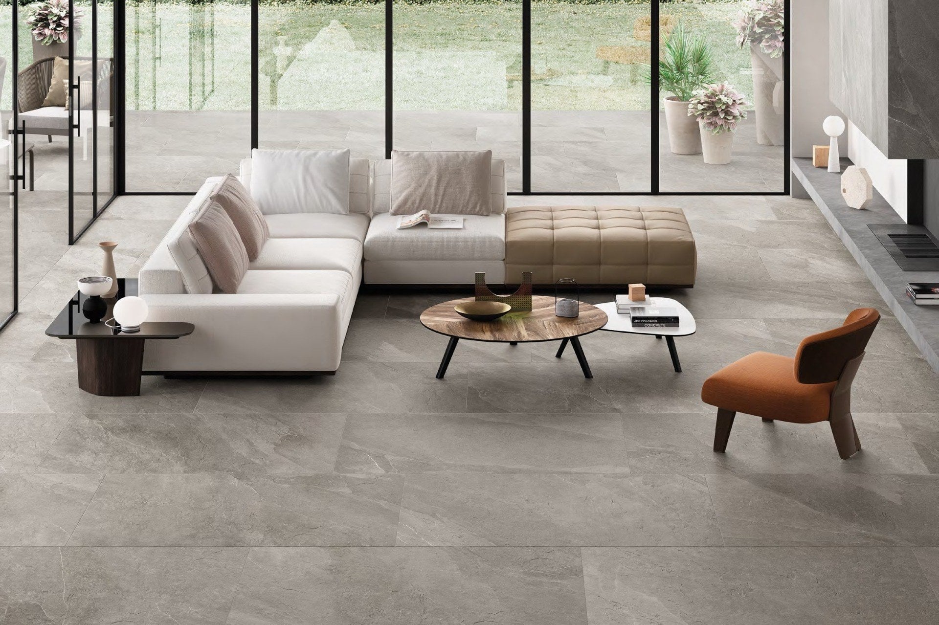 Living minimalist cu accente calde