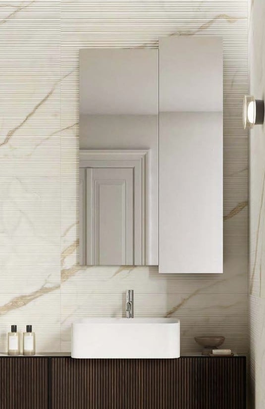 Baie modernă în marmură aurie | Inspirație Baie Modern