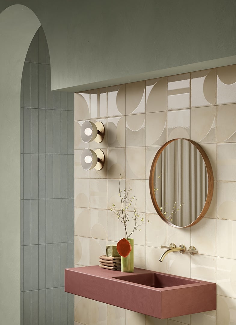 Baie modernă cu accente calde | Inspirație Baie Minimalist
