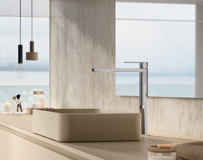 Baie minimalistă cu vedere la mare | Inspirație Baie Modern