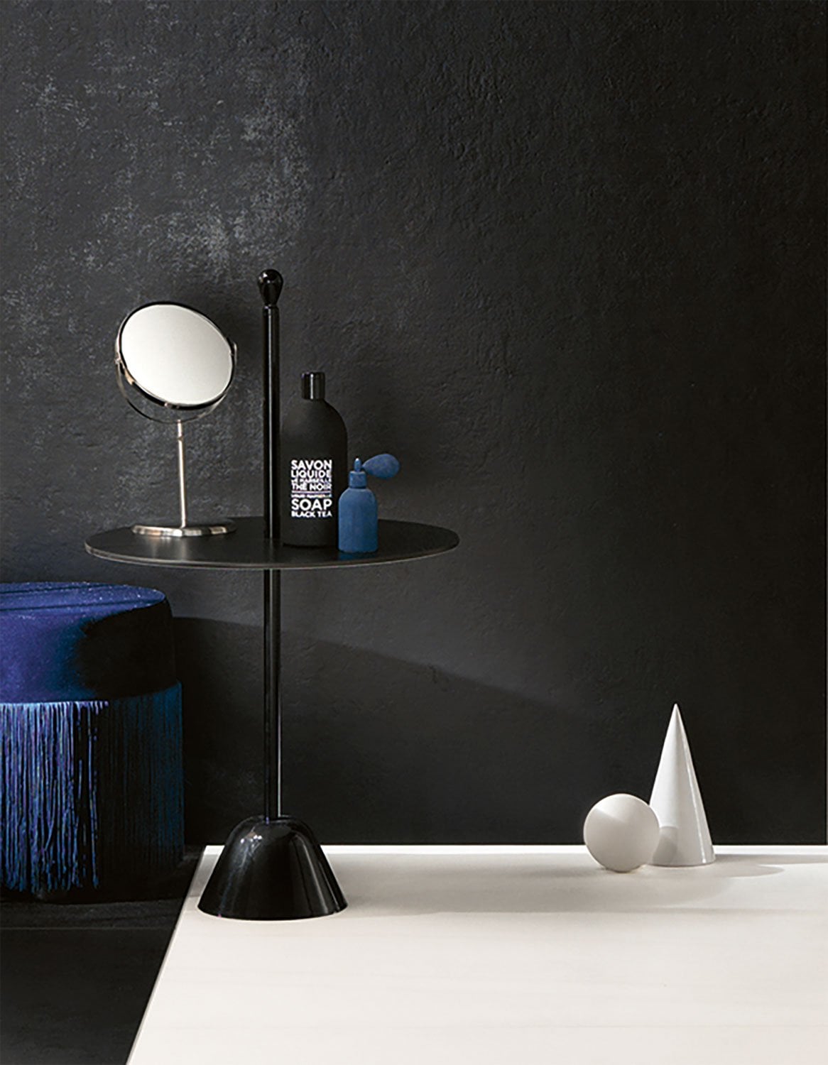 Minimalism și contrast puternic | Inspirație Baie Industrial