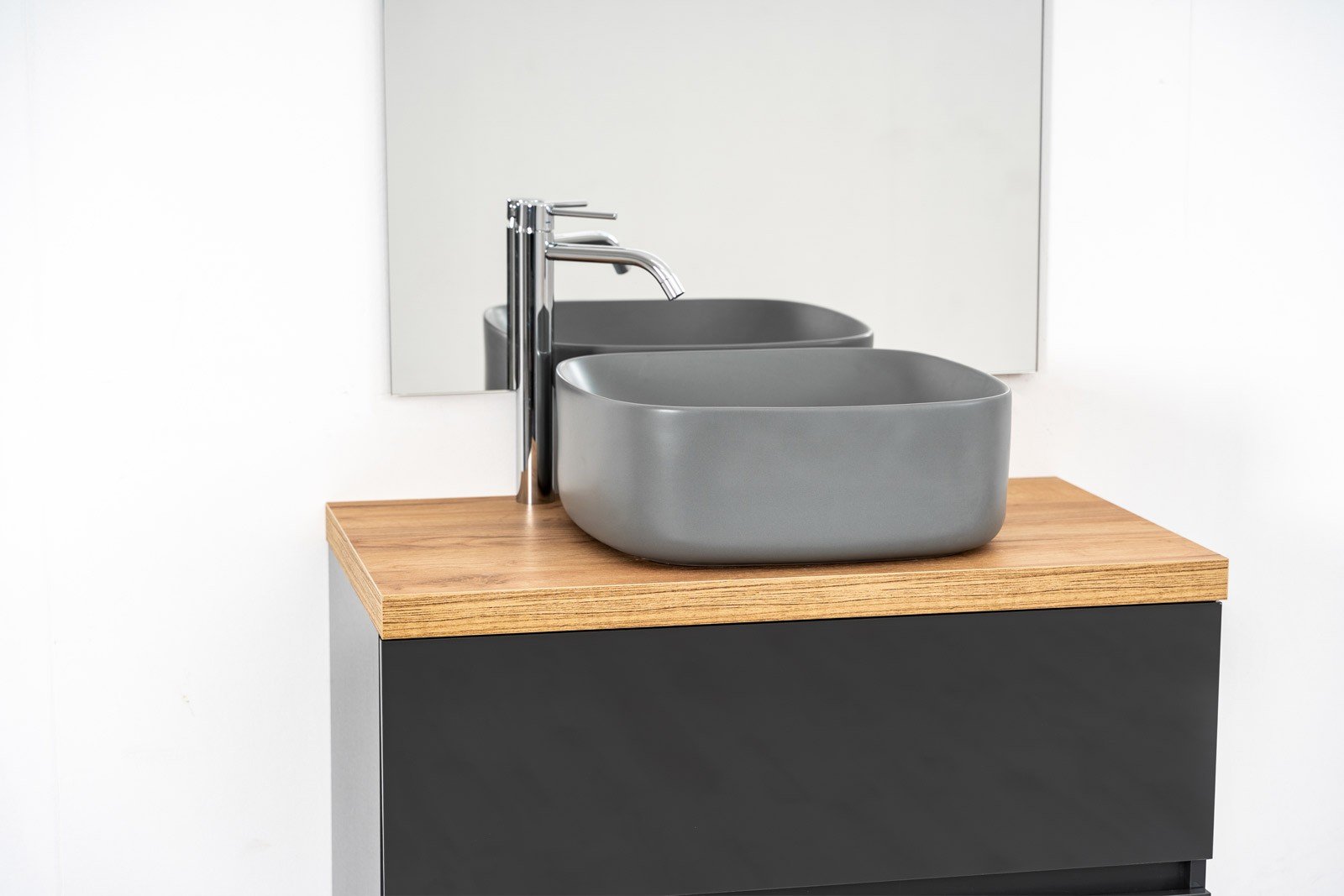 Baie minimalistă cu accente calde | Inspirație Baie Modern
