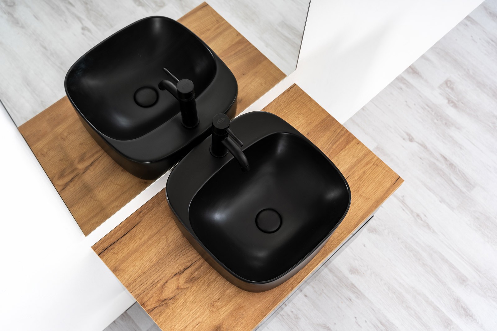 Baie modernă cu accente negre | Inspirație Baie Modern