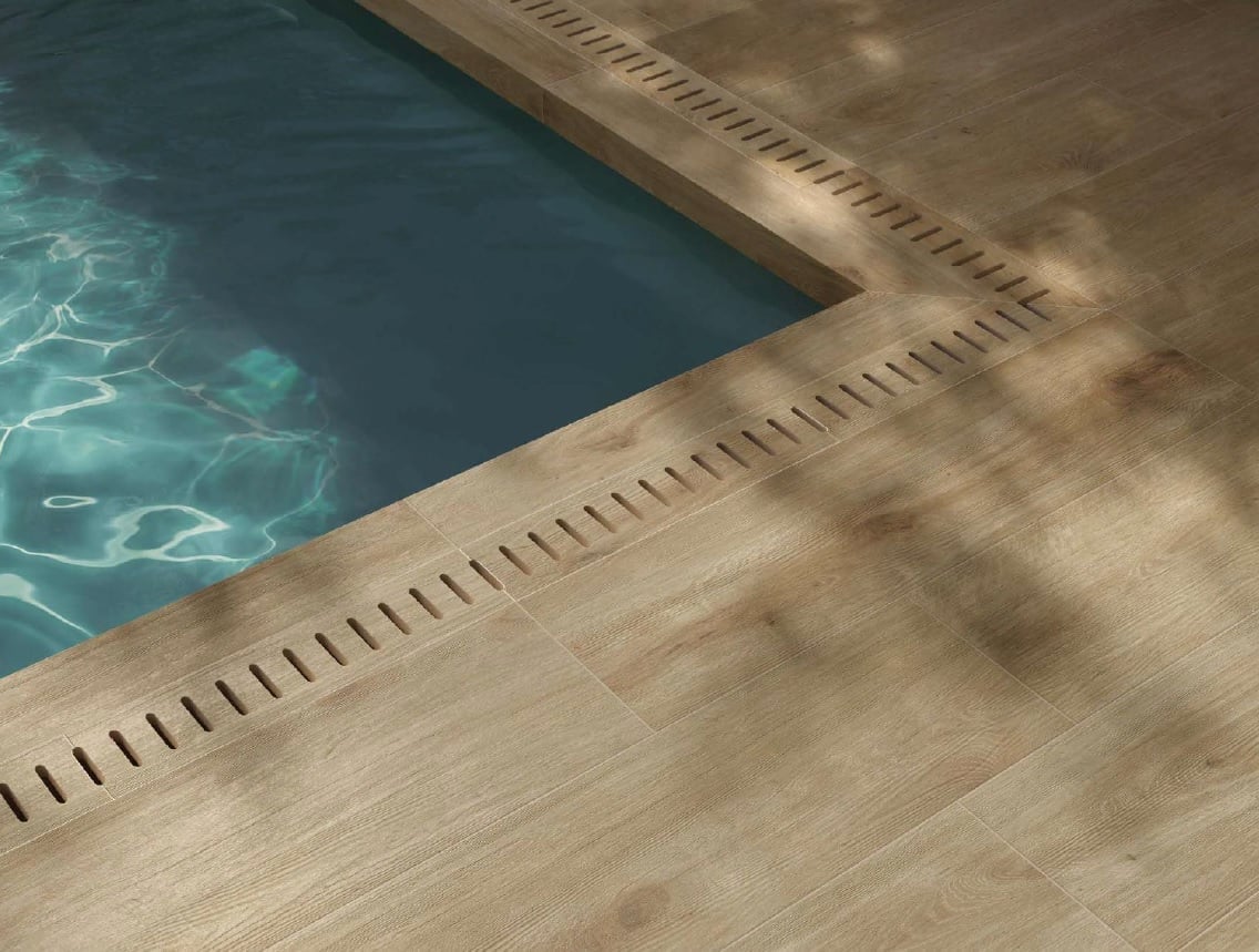 Piscină modernă cu accente lemn