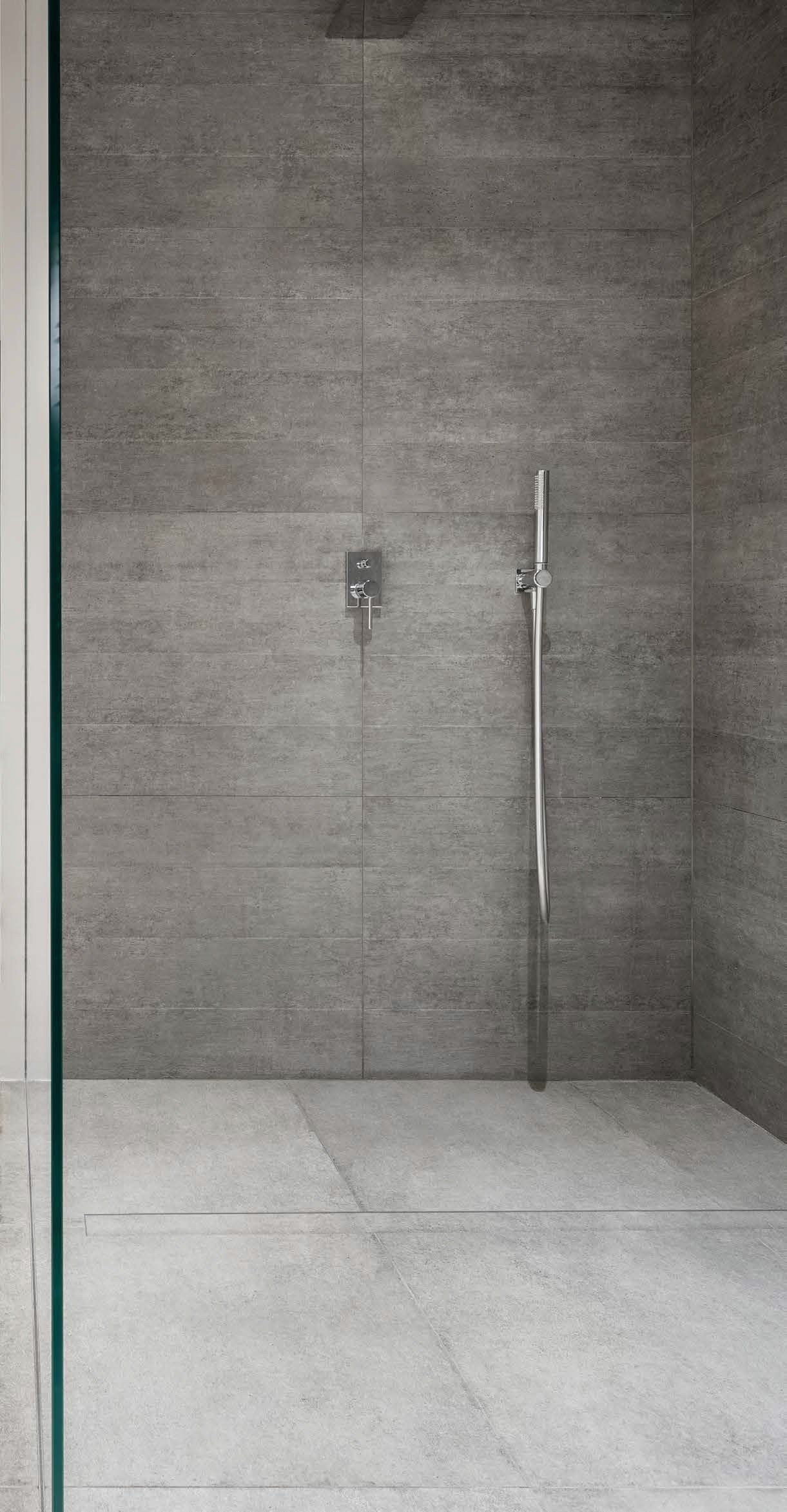 Duș walk-in în tonuri de gri | Inspirație Baie Modern