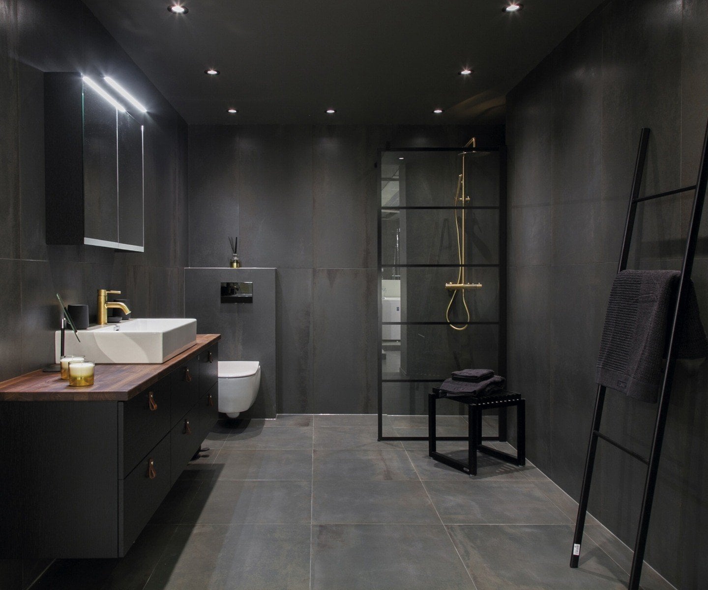 Baie modernă în tonuri de grafit | Inspirație Baie Minimalist