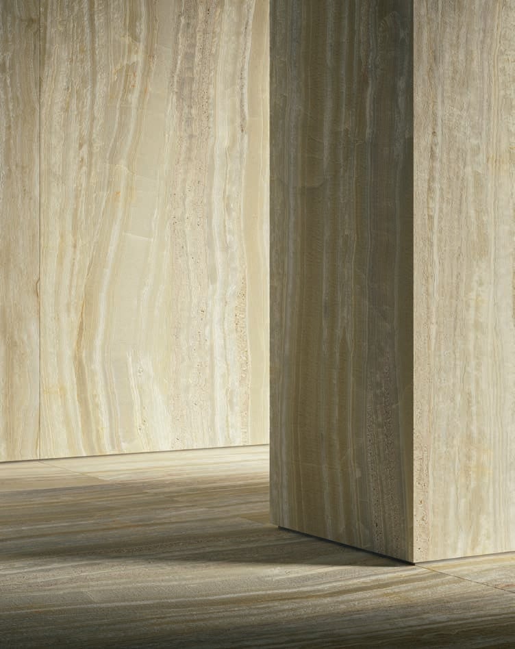 Minimalism cald în piatră naturală | Inspirație Baie Minimalist