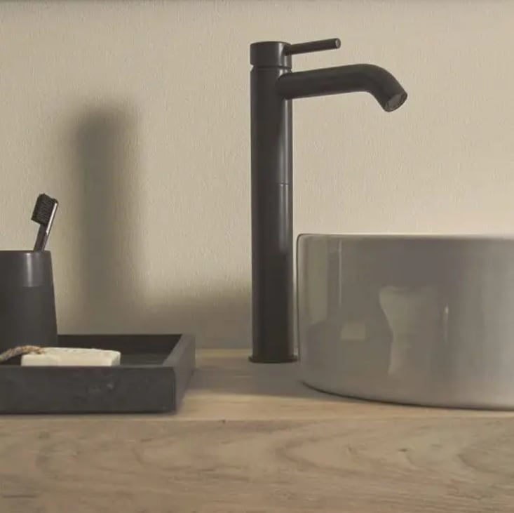 Baie minimalistă cu accente mate | Inspirație Baie Minimalist