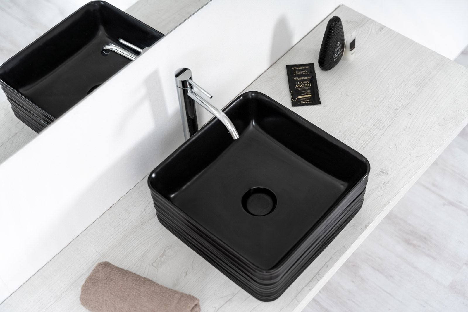 Baie modernă cu accente negre | Inspirație Baie Modern