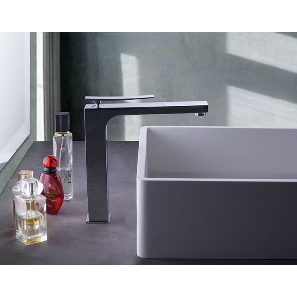 Baie minimalistă, accente cromate | Inspirație Baie Modern